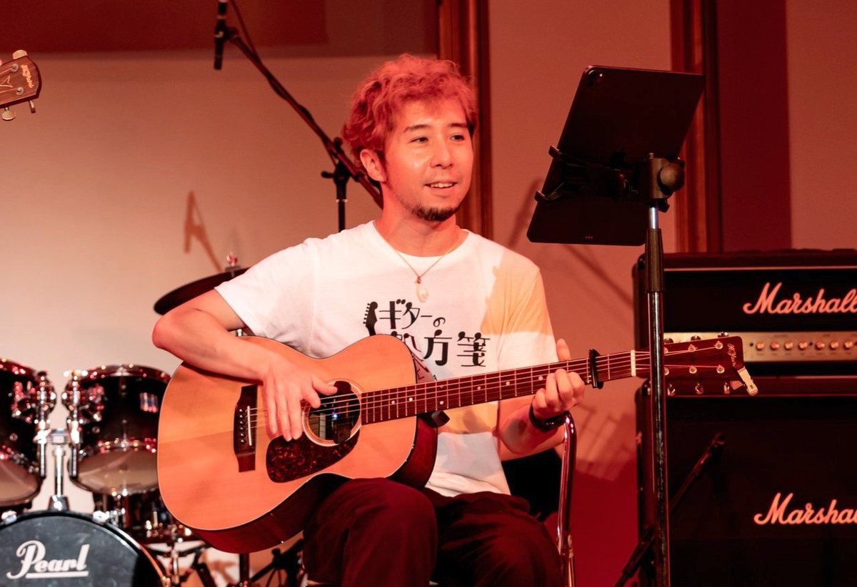 アコースティックギターを演奏する高村尚平