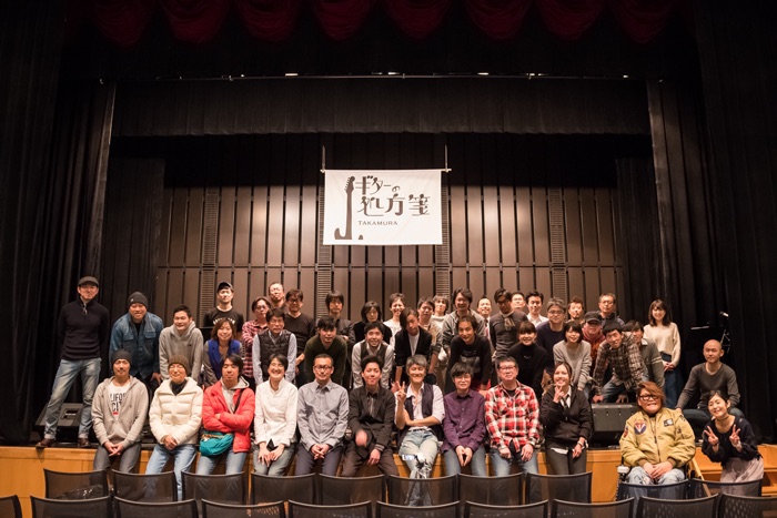 発表会「Pop On Stage」の舞台に集まった、生徒のみなさんの集合写真