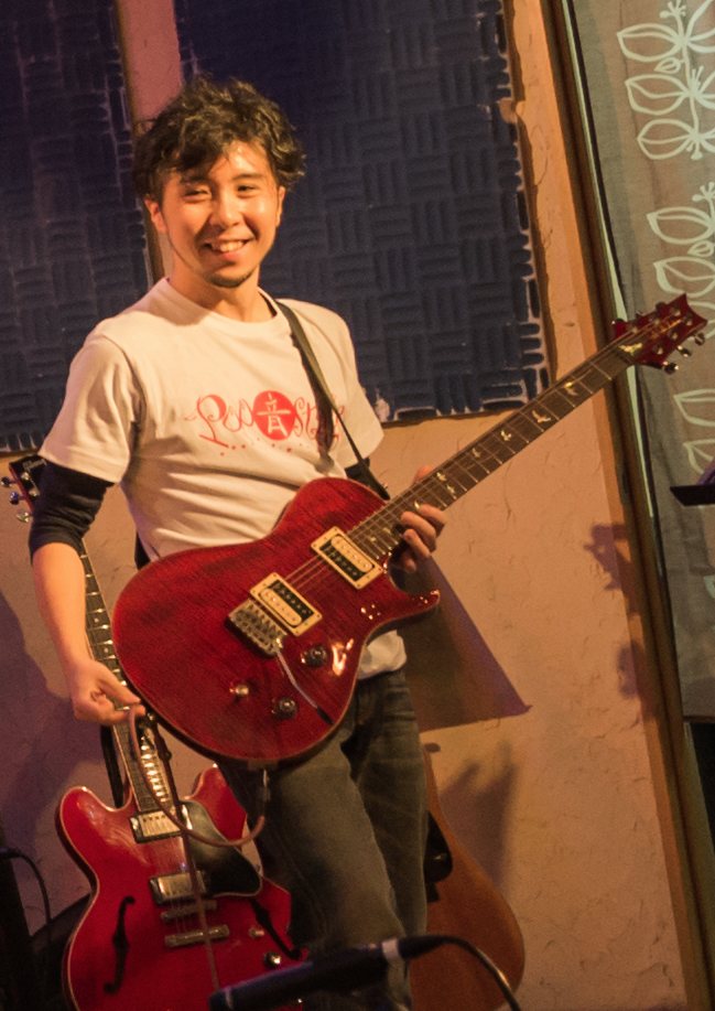 高村尚平 — ライブでギターを弾く姿