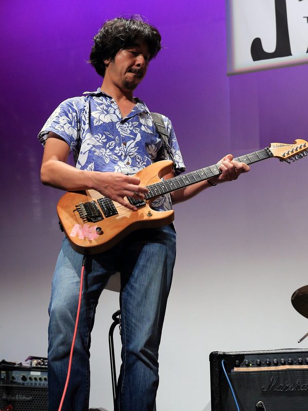 発表会でエレキギターを弾く生徒さん