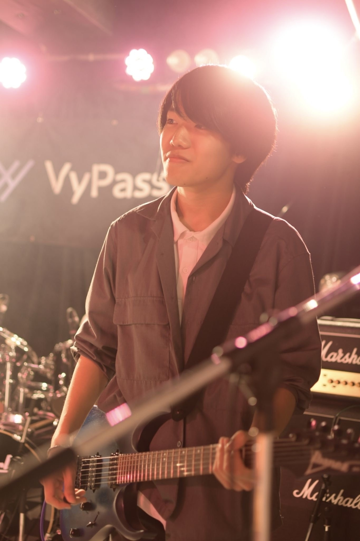 ライブで演奏する小六陸丸講師