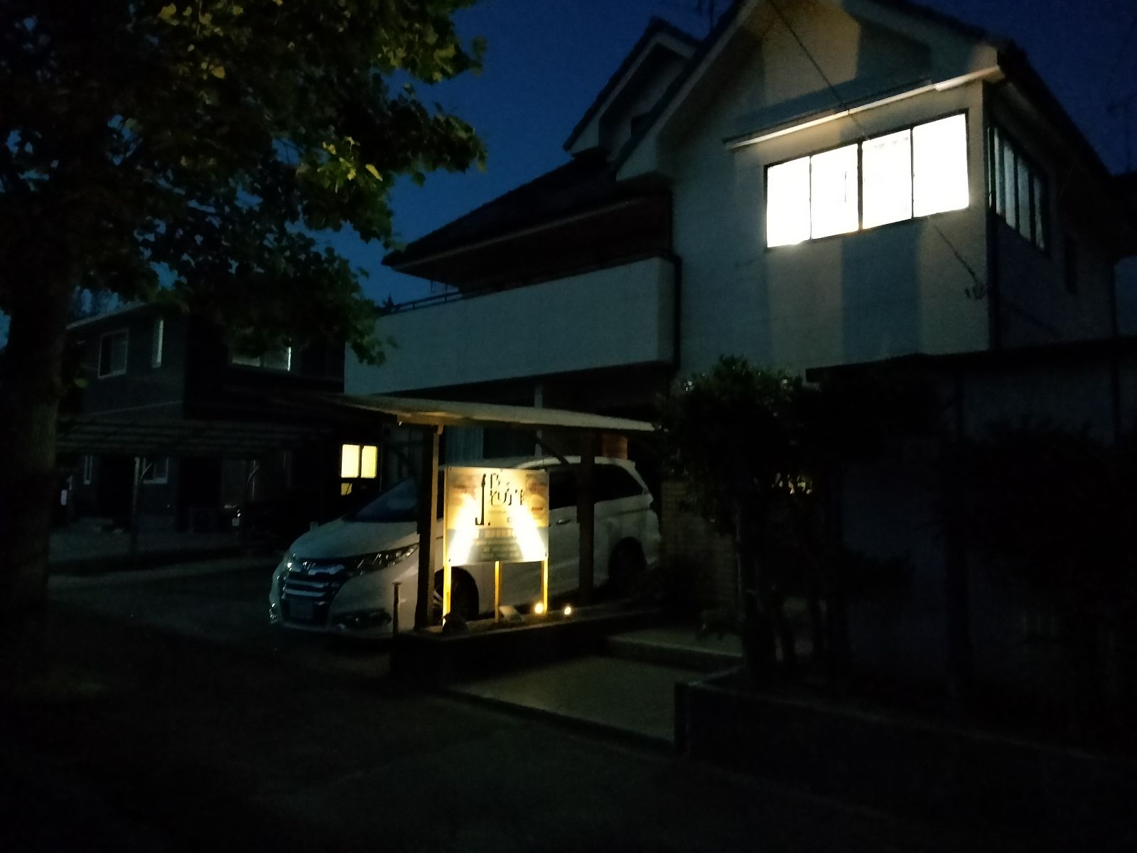 ライトアップされたギターの処方箋TAKAMURA 仙台利府教室の夜の看板