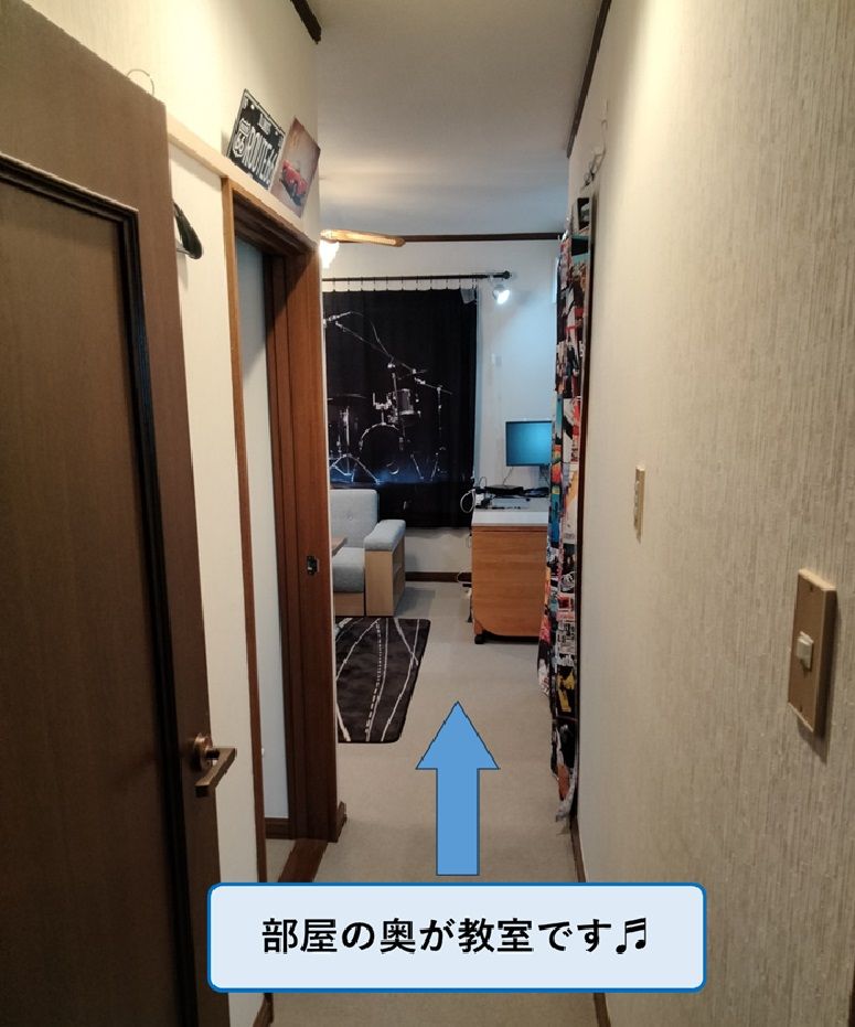 教室の入り口から奥のレッスンスペースを望む