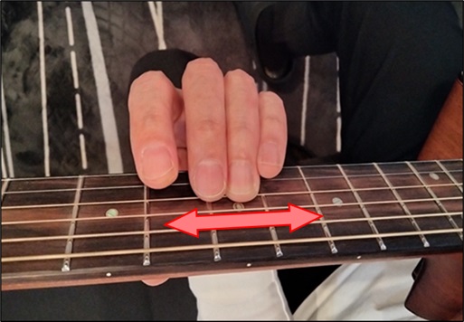 横揺れビブラートの手の形