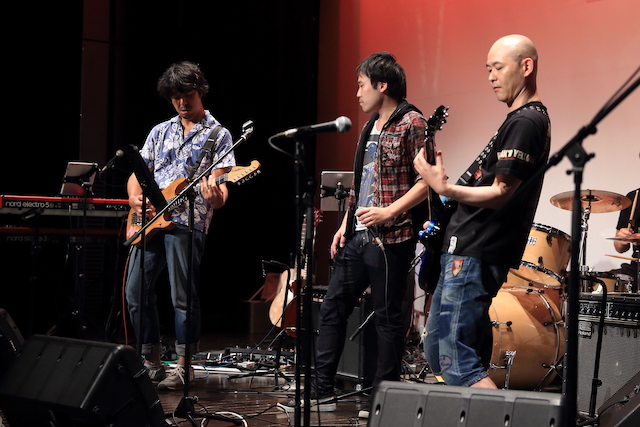 真剣にギターを弾く出演者の様子