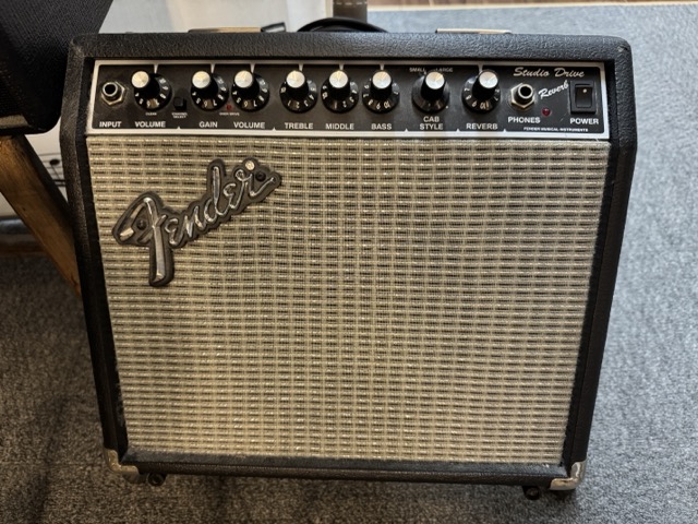 Fender小型練習用アンプ