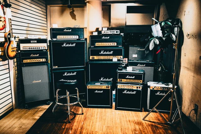 部屋のインテリアに溶け込むMarshallの小型真空管アンプDSL1CR